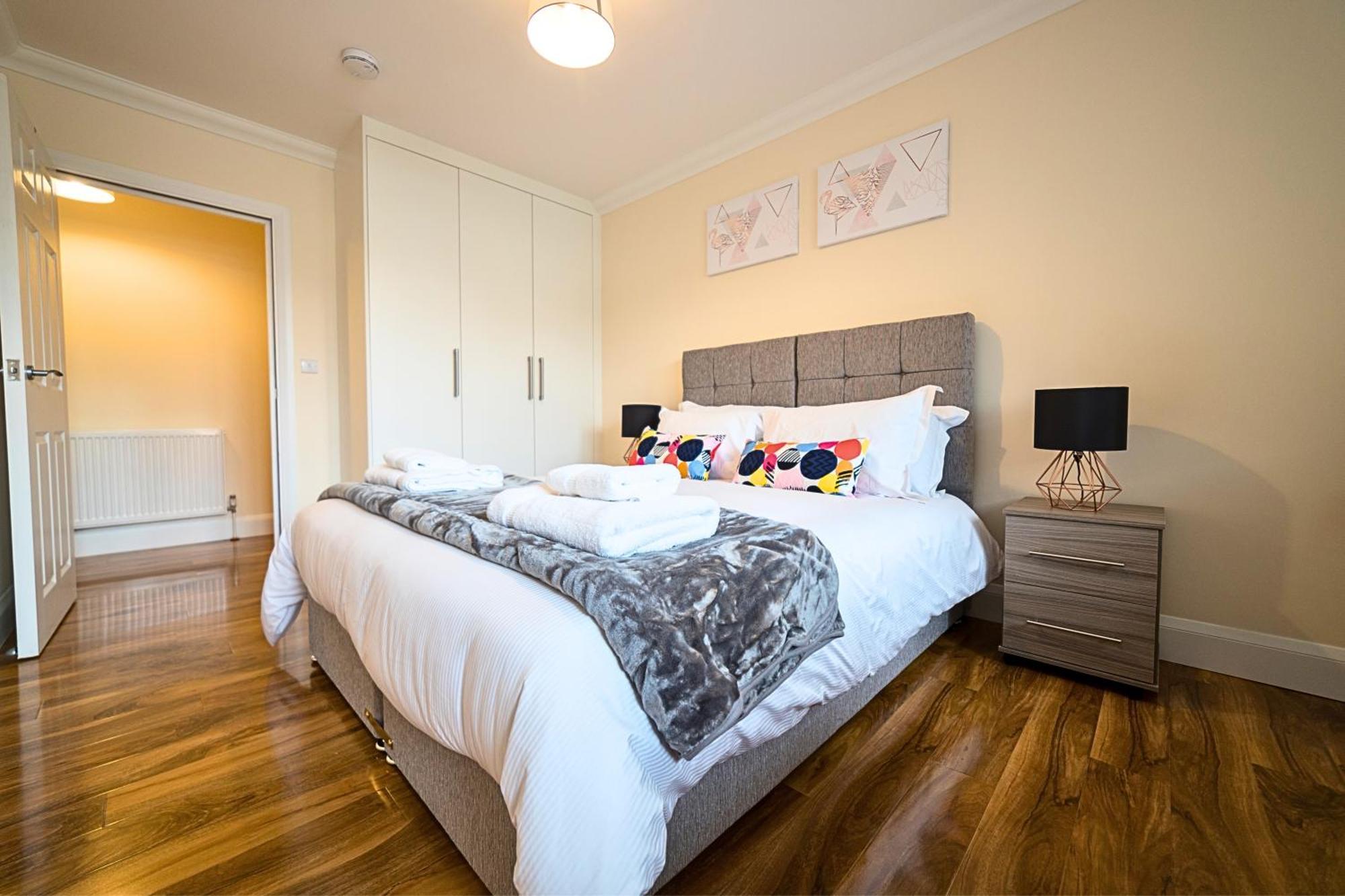 Heathrow Rare Find 2 Bedroom Plus 2 Bathroom Flat - Sleeps 6- Free Parking- Close To Heathrow Terminals-Quiet Development Stanwell ภายนอก รูปภาพ