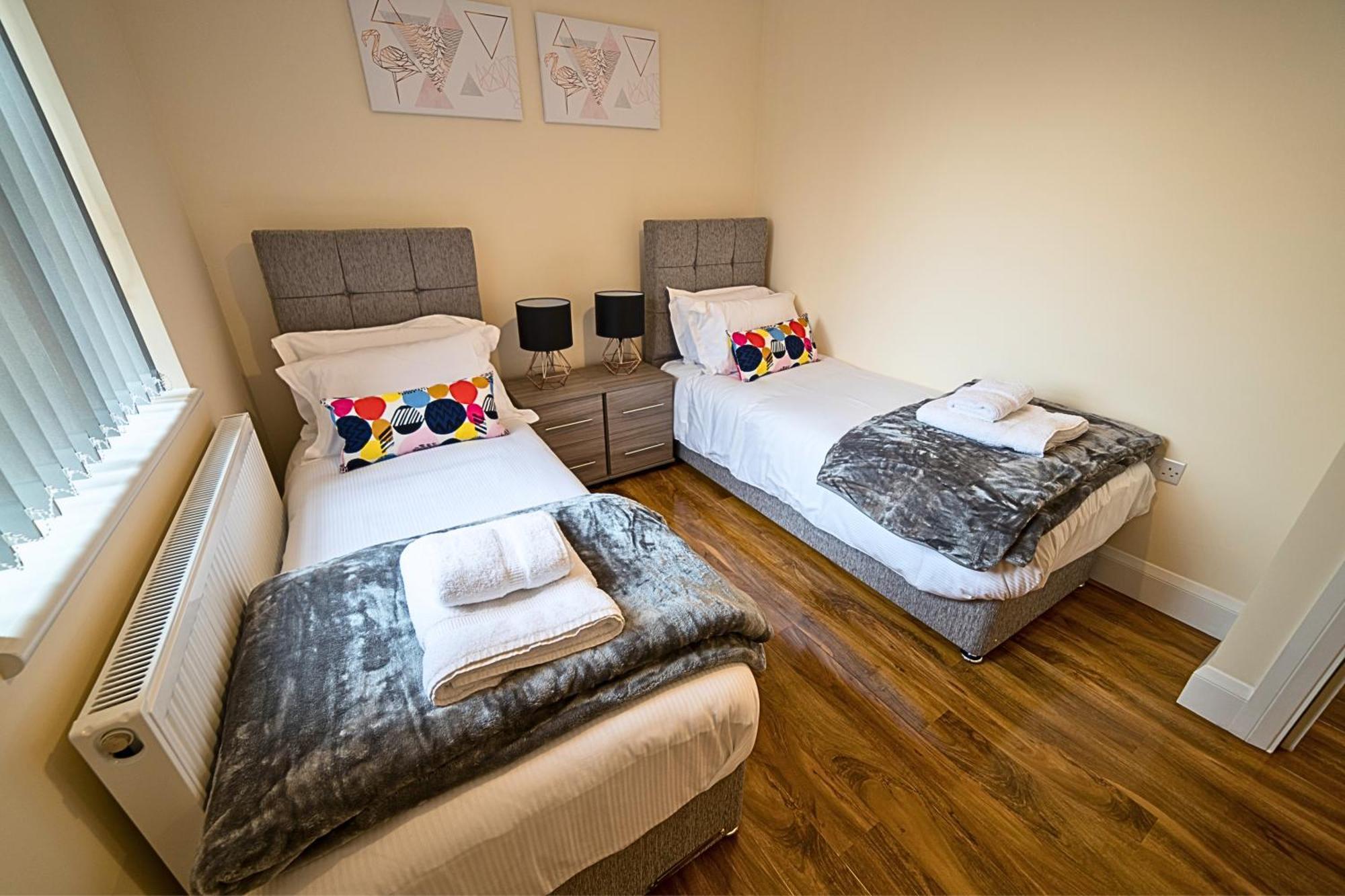 Heathrow Rare Find 2 Bedroom Plus 2 Bathroom Flat - Sleeps 6- Free Parking- Close To Heathrow Terminals-Quiet Development Stanwell ภายนอก รูปภาพ