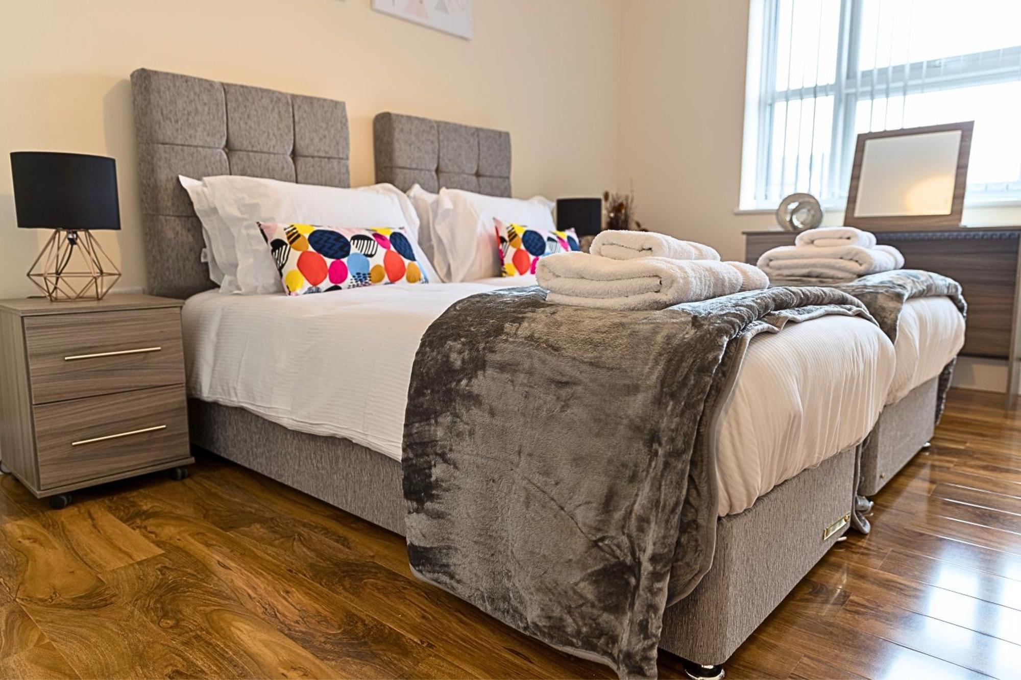 Heathrow Rare Find 2 Bedroom Plus 2 Bathroom Flat - Sleeps 6- Free Parking- Close To Heathrow Terminals-Quiet Development Stanwell ภายนอก รูปภาพ